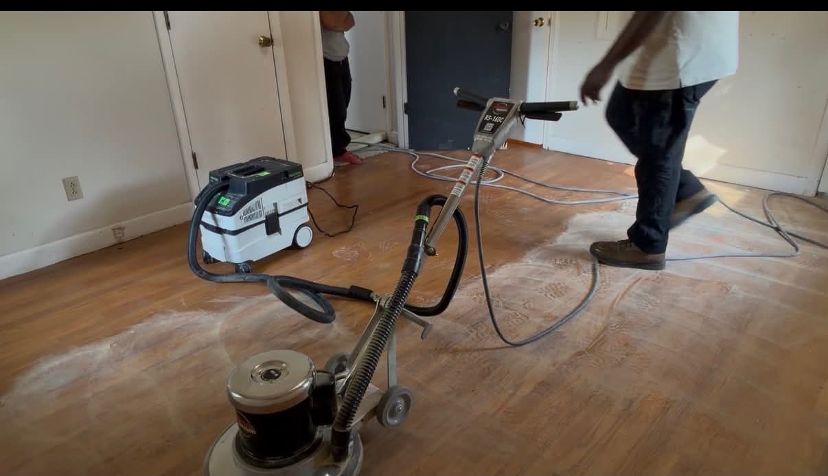 Screening a hardwood bedroom floor with dust extraction
